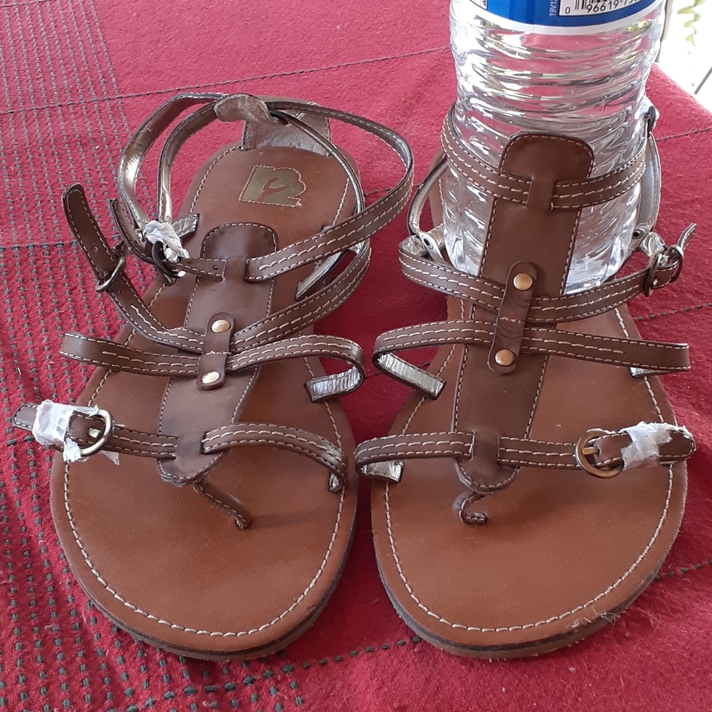 R2 sandals